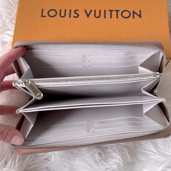 •Louis Vuitton• 🇫🇷 Mahina Zippy Wallet - Picture 8 of 14